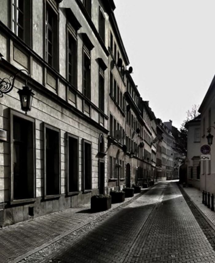 photographie en noir et blanc d'une rue