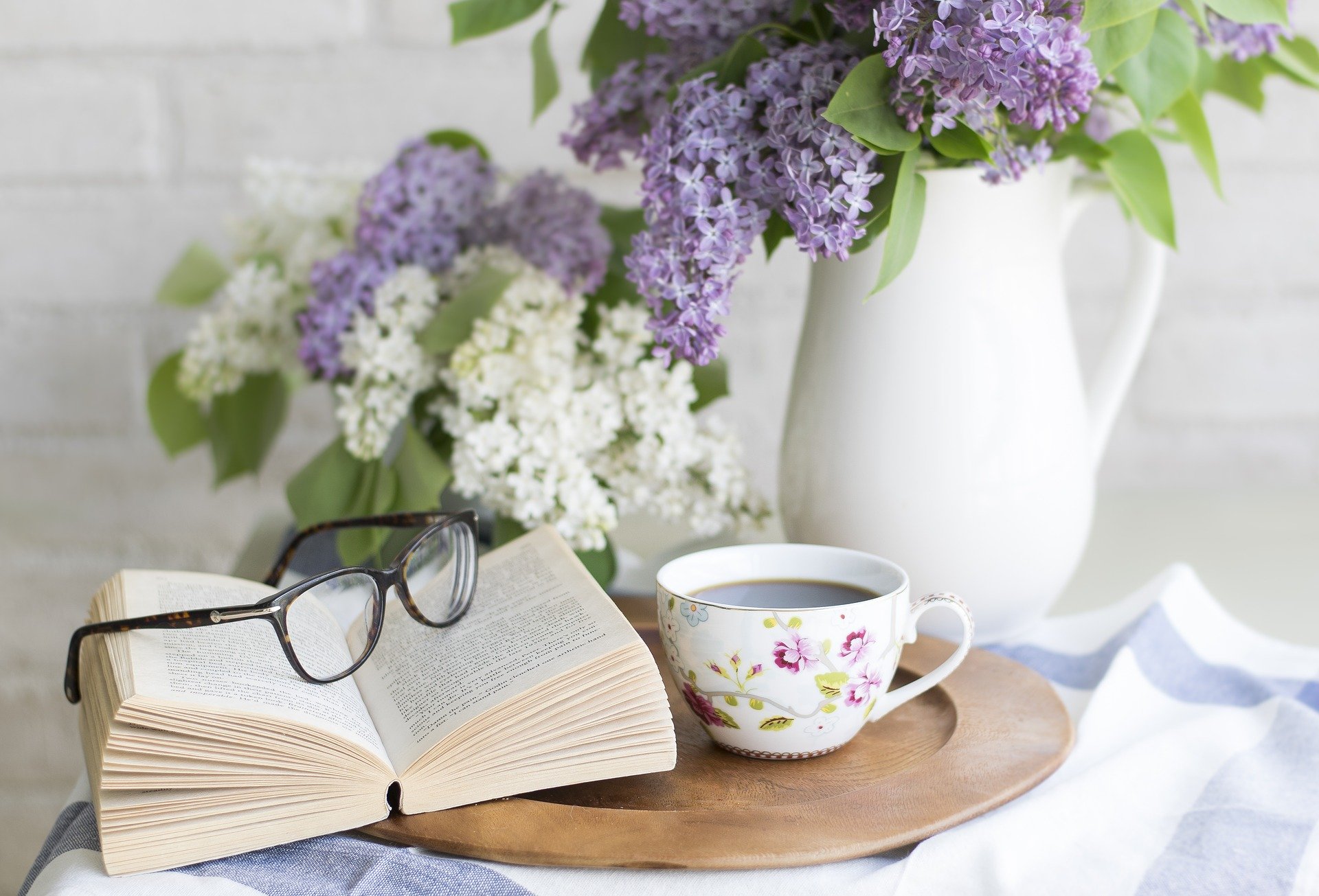 Lecture = Un bon livre et une tasse de thé, le combo parfait